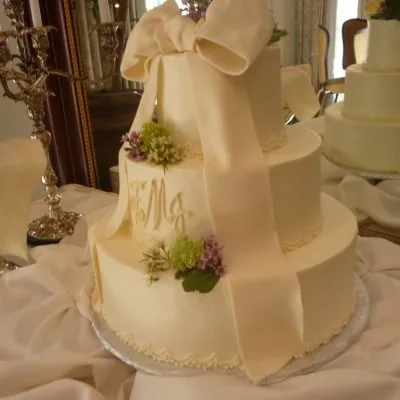 White tiers, yellow bow