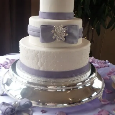 Grey bow, clean tiers